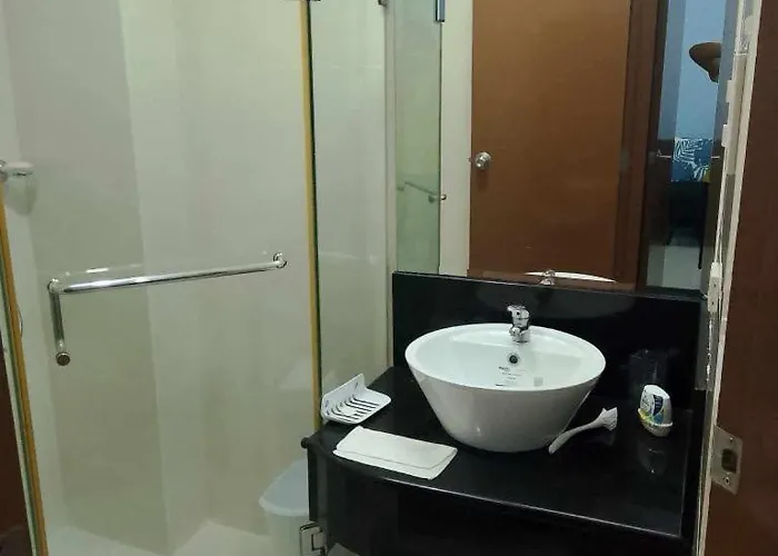 1 Bedroom Unit For 4 With Balcony, Pool, Wifi At Newport Across Naia T3 Manila